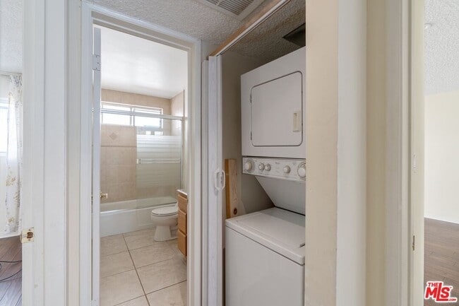 Building Photo - 328 S Elm Dr