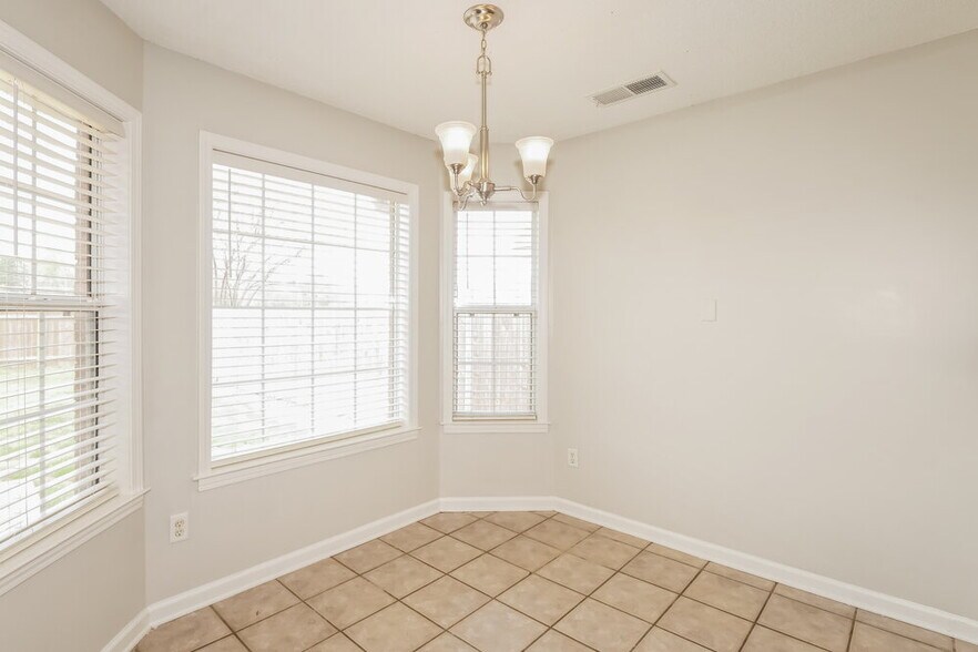 Building Photo - 1110 Greenwich Dr