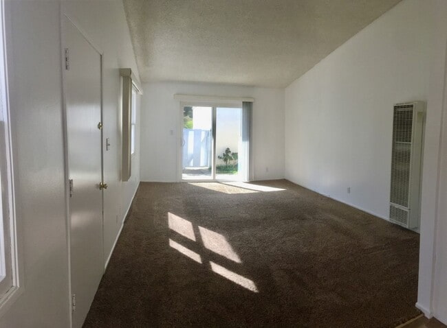 Building Photo - Mid Town Ventura - One Bedroom, One Bathro...