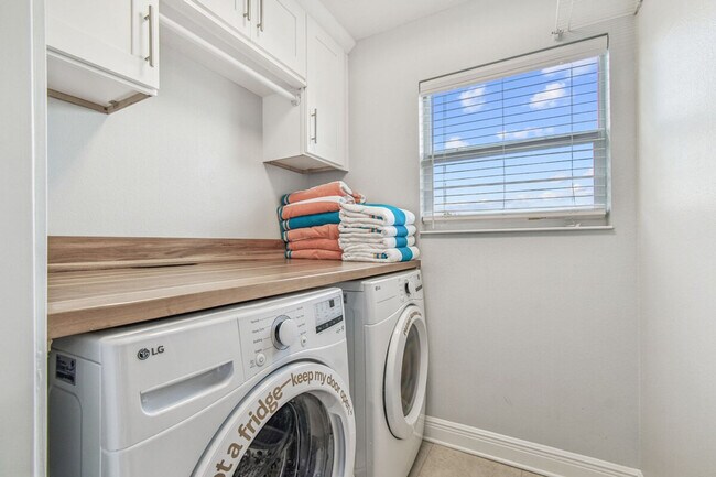 Building Photo - 109 W Hollywood St