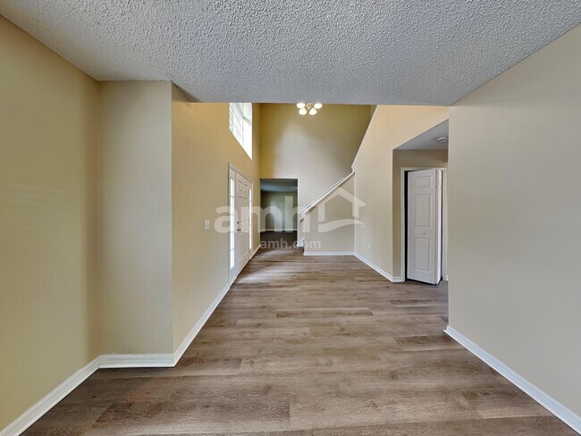 Building Photo - 130 Appleby St NE