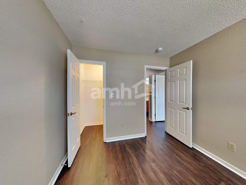 Building Photo - 412 E Pine Ridge Dr