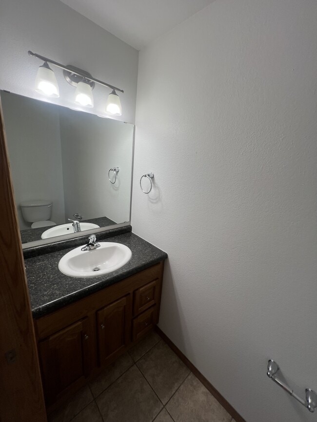 Building Photo - 4281 Estate Dr S