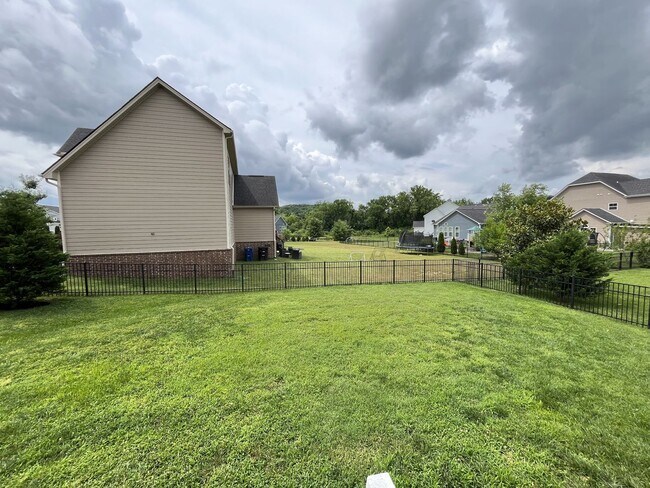 Building Photo - SPACIOUS FRANKLIN HOME WITH UPGRADES