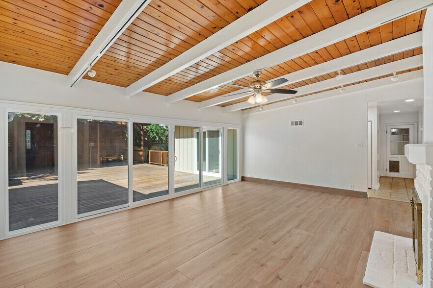 Building Photo - 8757 Encino Ave