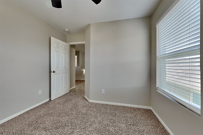 Building Photo - 16731 N Blue Jay Dr