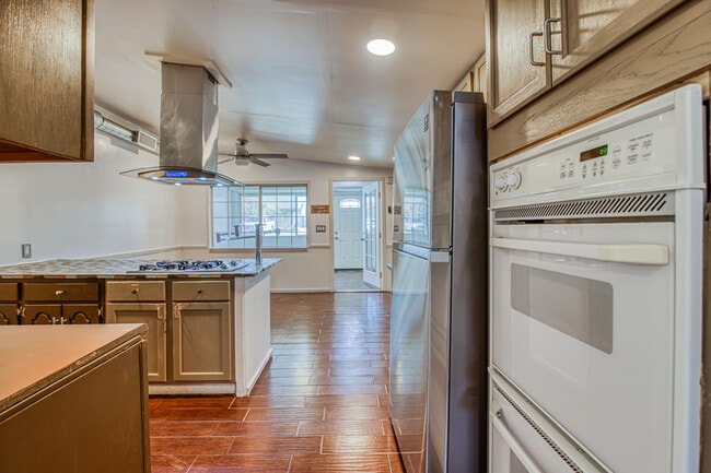 Building Photo - 8613 Kingsway Dr