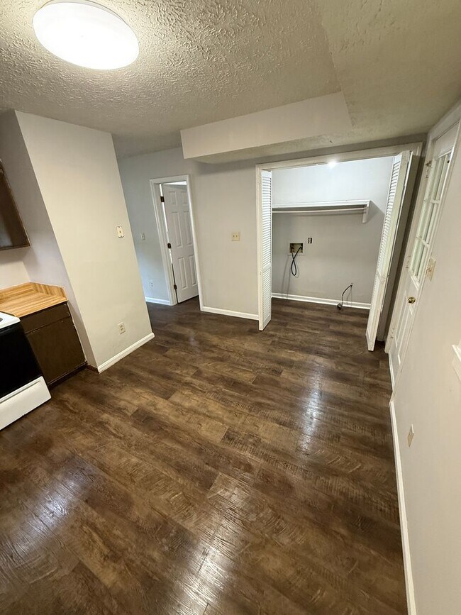 Building Photo - 2 Bedroom- 1 1/2 bathroom- Townhouse Apartment in West Rome