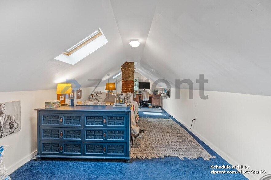 Building Photo - 524 NE Brazee St