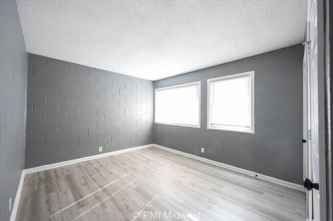 Building Photo - Cozy 2 Bed, 1 Bath Apartment in Indianapol...