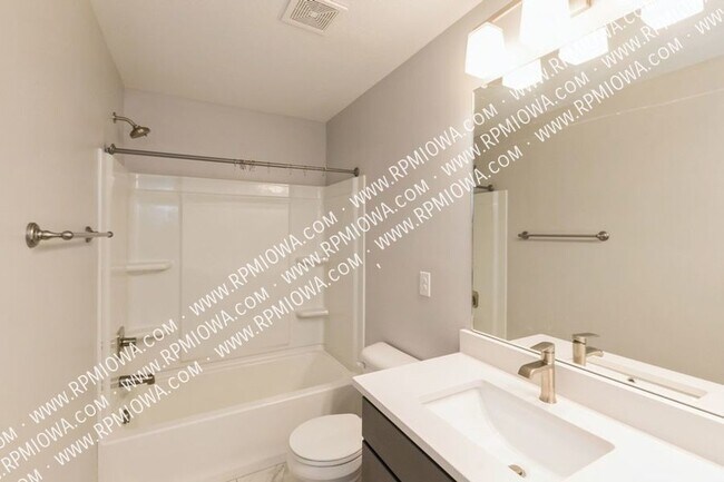 Building Photo - 10009 Powell Ave