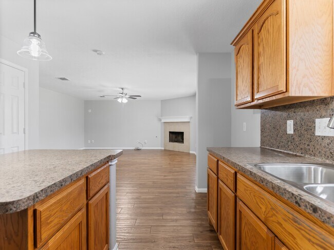 Building Photo - 1023 Santa Fe Ct