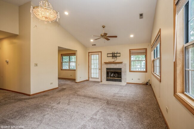 Building Photo - 583 W Parkside Dr