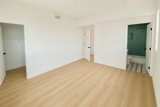 Building Photo - 4511 Rosewood Ave