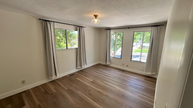 Building Photo - 1597 Navajo Dr