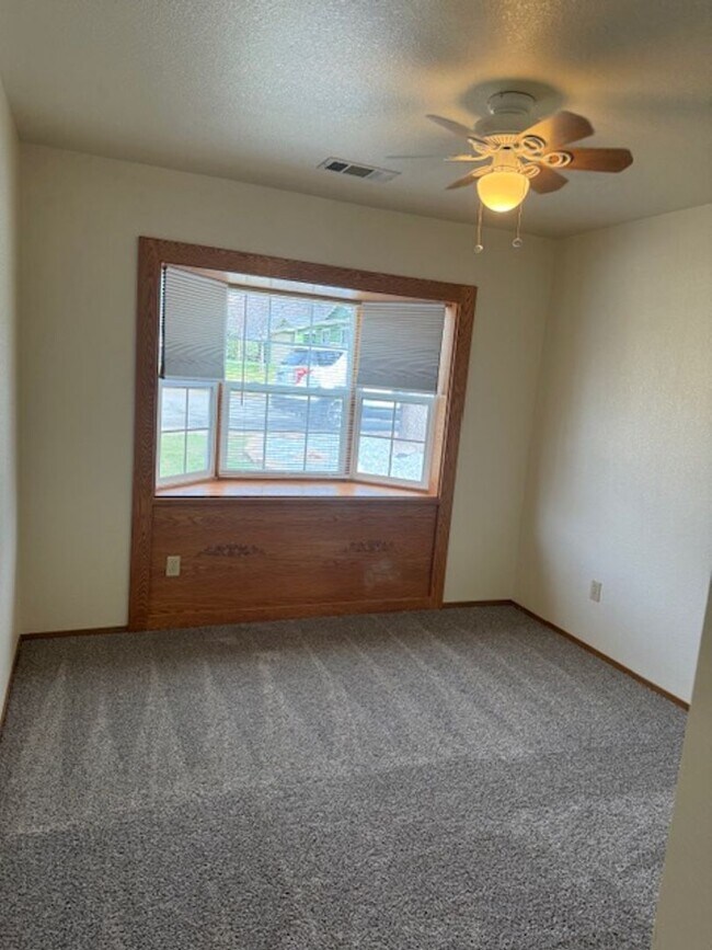 Building Photo - 3 Bedroom In Shasta View Neighborhood with Bonus room, sun room, gazebo and putting green!