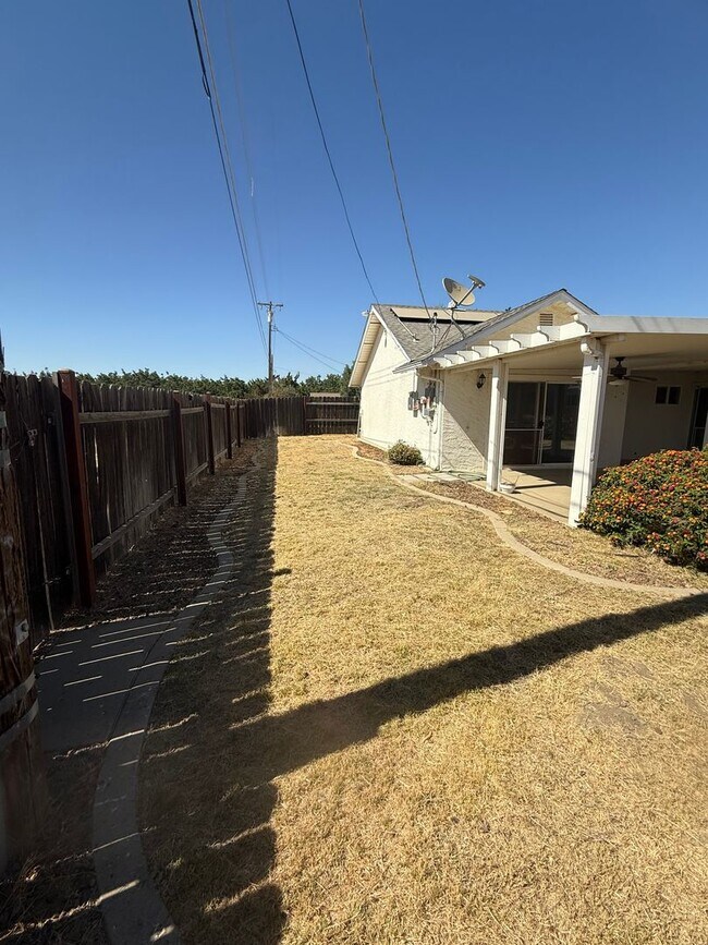 Building Photo - Solar equipped home in Lemoore coming soon!