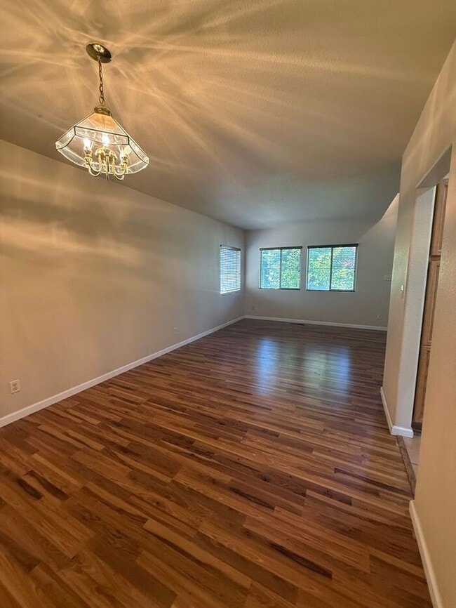 Building Photo - Spacious 3BR/2.5BA Home in Northwest Reno