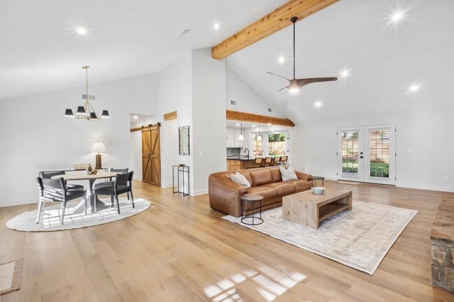 Building Photo - 550 N College St