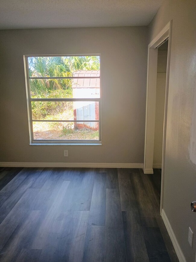 Building Photo - Adorable 2 bedroom 2 bathroom Duplex! Comp...