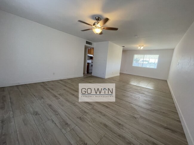 Building Photo - 4 Bed/ 2 Bath - House With Backyard!