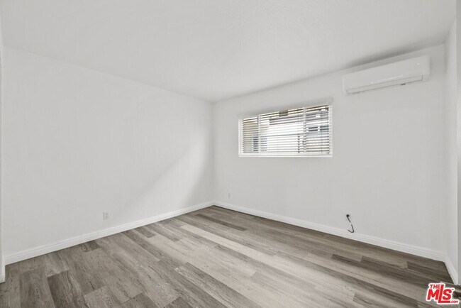 Building Photo - 1556 W 227th St
