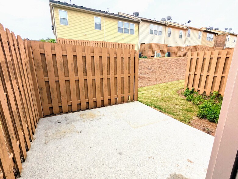 Building Photo - 300 Knelston Oak Dr NE