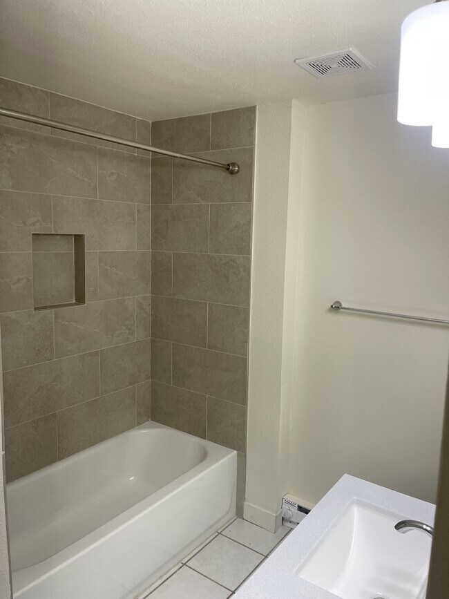 Building Photo - 3465 Lochwood Dr