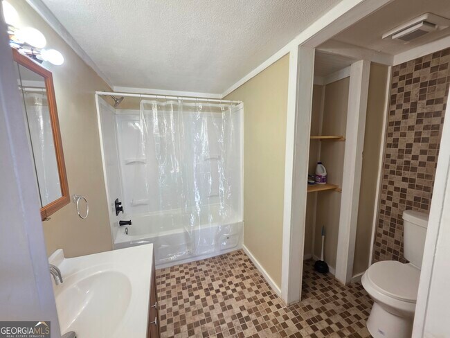 Building Photo - 1030 Dennis St