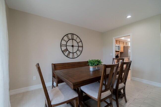 Building Photo - 11355 Pond View Dr