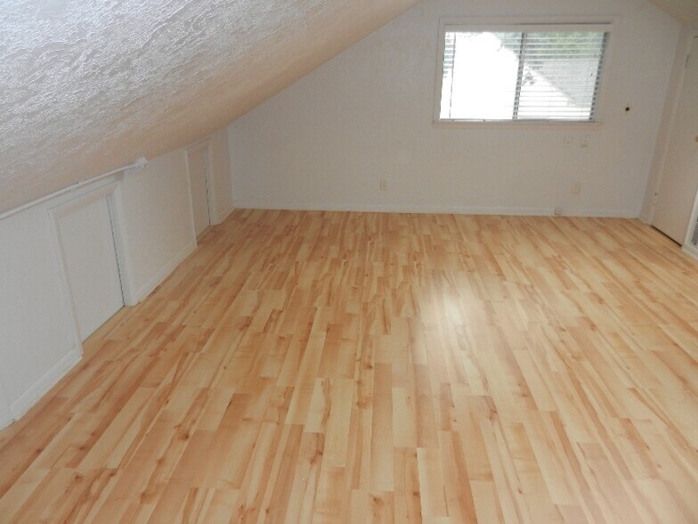 Building Photo - 632 S Loomis Ave