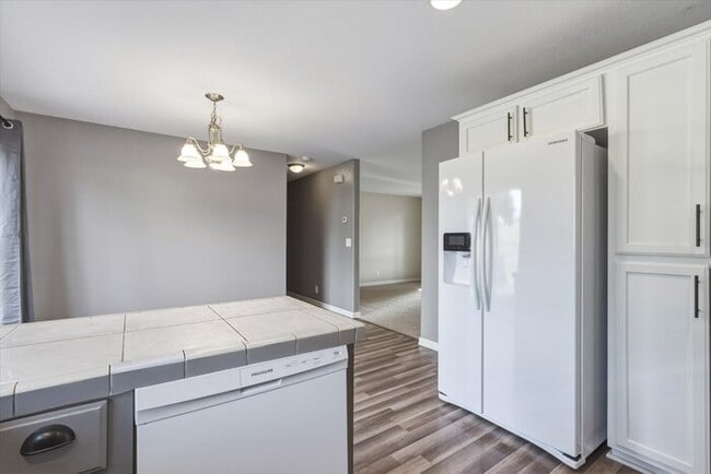Building Photo - THREE BEDROOM PLUS BONUS OR FOURTH BEDROOM