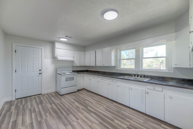 Building Photo - 615 E 1st St