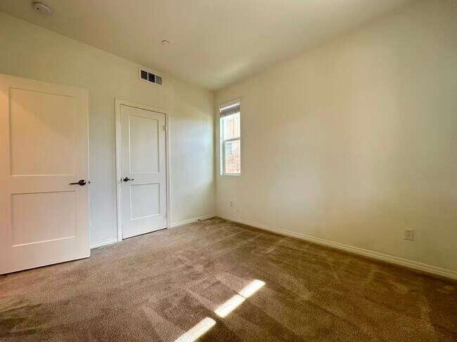 Building Photo - 4837 S Jordan Ave