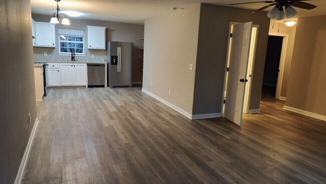 Building Photo - 108 Creekside Dr