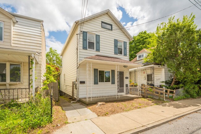 Building Photo - Stunning 2 Bedroom home in McKees Rocks Av...