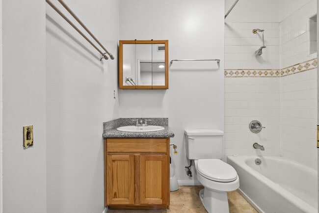 Building Photo - Amazing 2 Bed Condo in Noho!