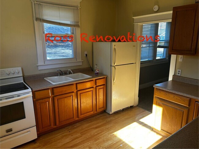 Building Photo - Close to Schools and Shopping