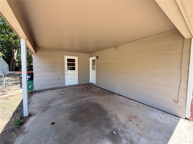 Building Photo - 2208 Sycamore Pl