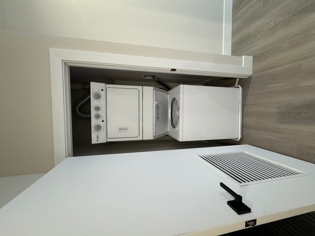 Building Photo - 451 E Pershing Rd