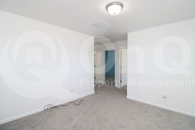 Building Photo - 822 N Navajo Ln