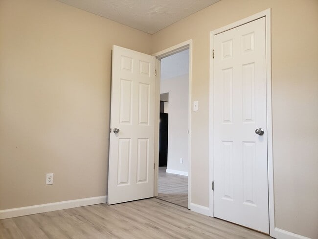 Building Photo - SPACIOUS 3 BEDROOM 2 BATH AVAILABLE NOW!!