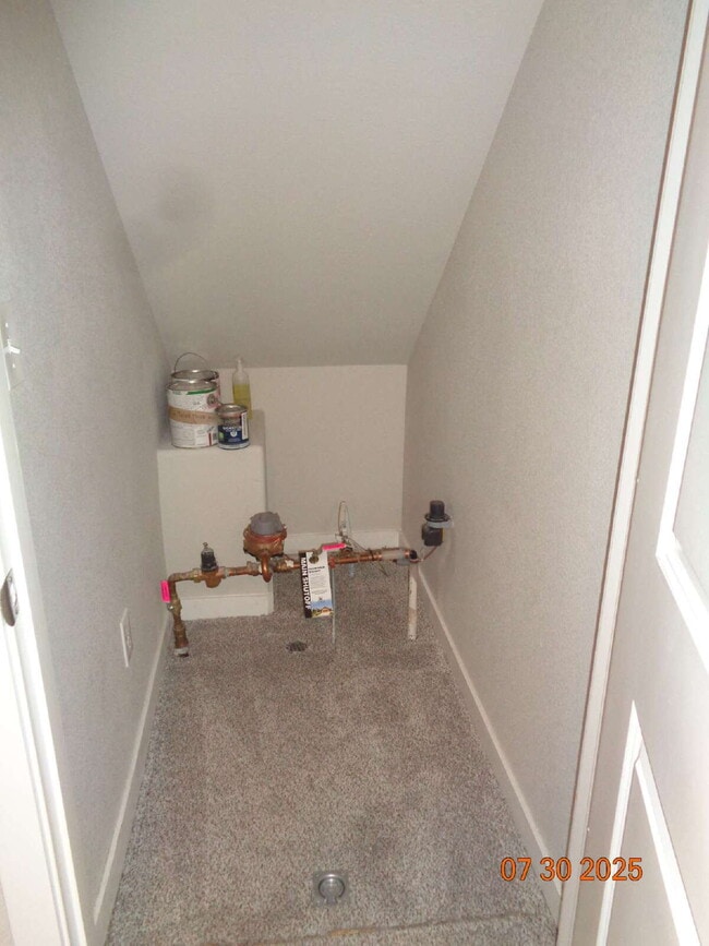 Building Photo - Great neighborhood! with open space and wa...