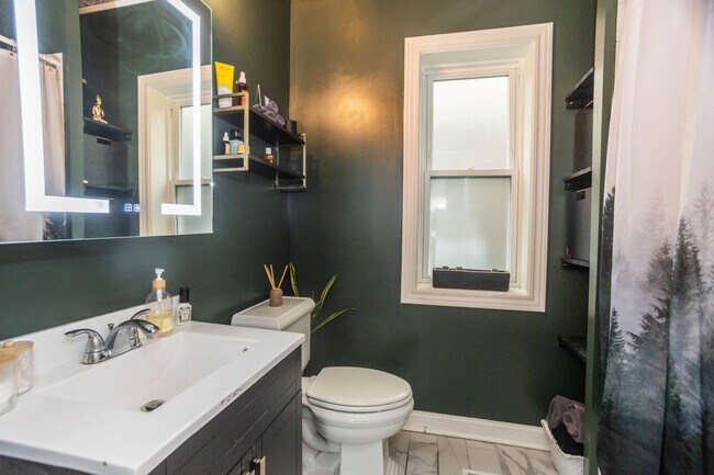 Building Photo - 2906 N Harding Ave