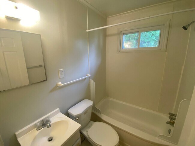 Building Photo - Adorable Old West Durham Home / Fenced Bac...