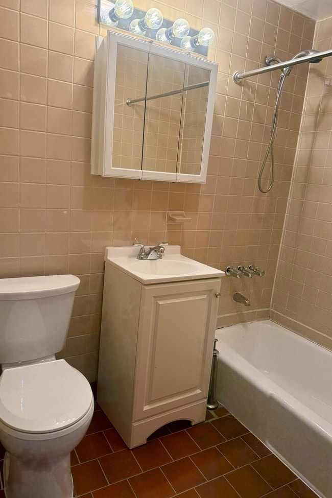 Building Photo - 2274 Broadway