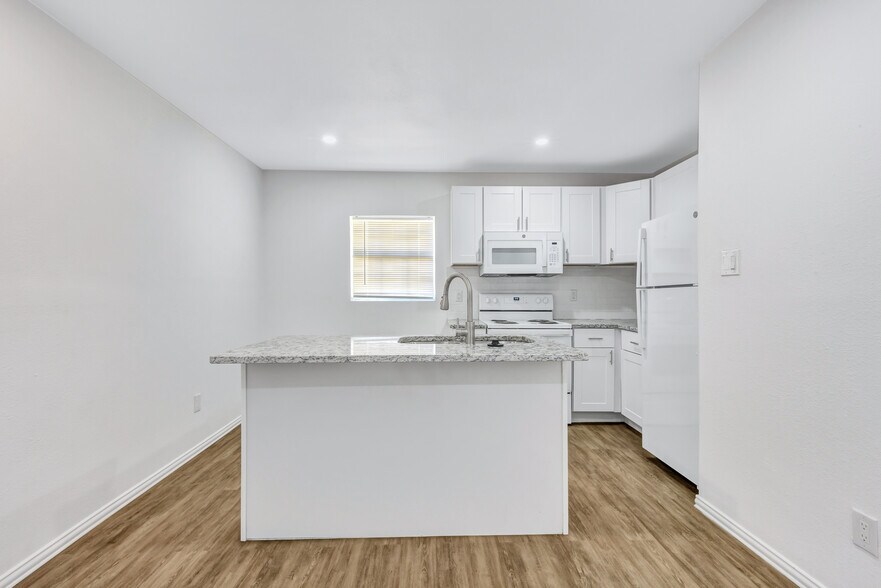 Building Photo - 901 Bessie St