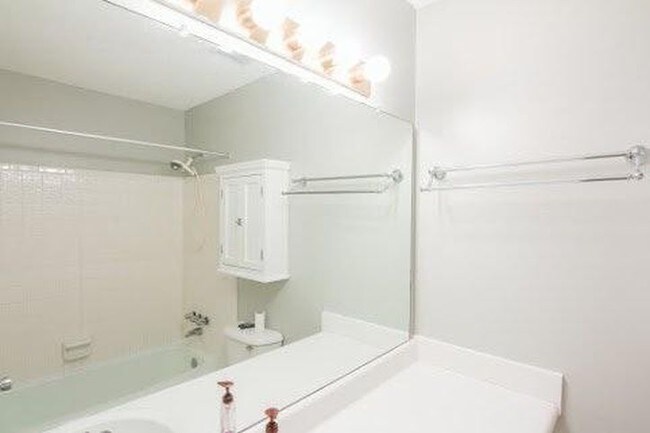 Building Photo - 205 Pinetree Dr