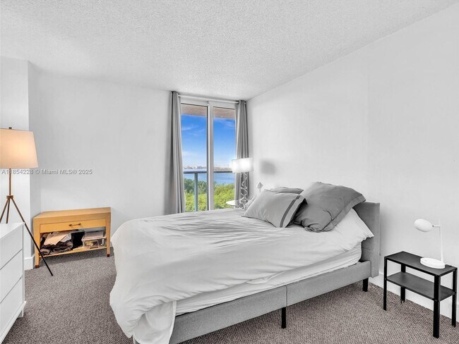 Building Photo - 100 Bayview Dr