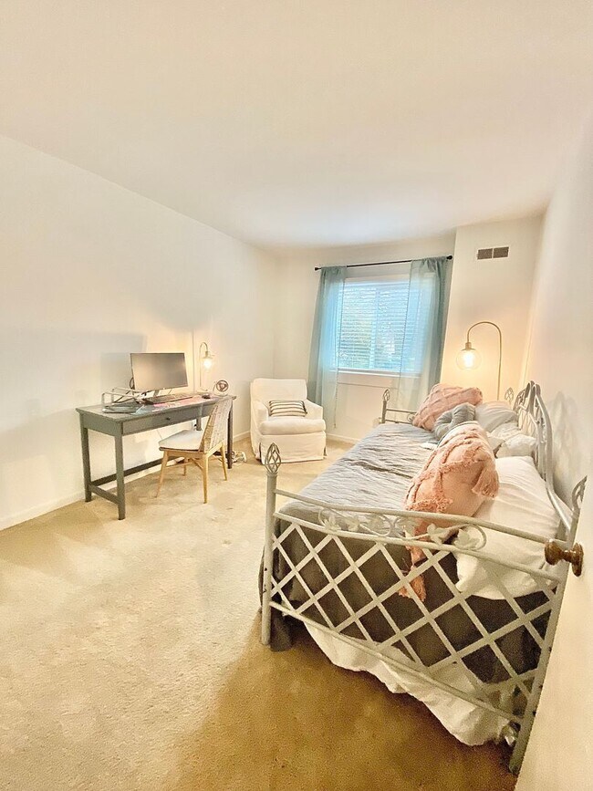 Building Photo - Beautiful Mount Pleasant Townhome